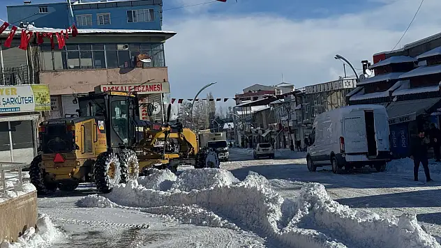 Başkale'de 50 yerleşim yerinin yolu kapandı