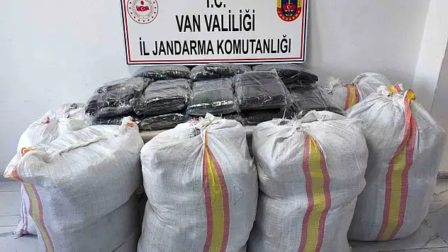 Başkale'de Jandarma, 1.1 Milyon TL Değerinde Gümrük Kaçağı Malzeme Ele Geçirdi