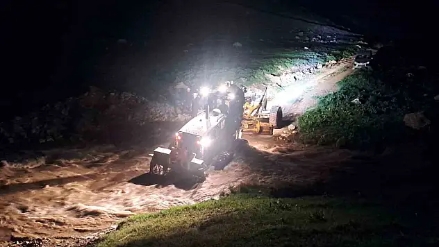 Başkale'de pancar toplayan vatandaşlar suya kapılarak mahsur kaldı, ekipler kurtardı