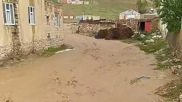Başkale'de sağanak sele dönüştü: Yollar kapandı, tarım arazileri zarar gördü