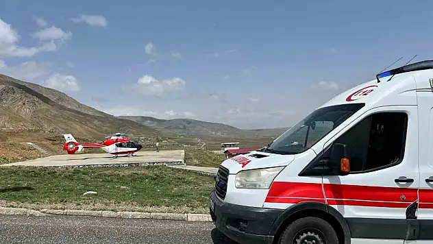 Başkale'deki trafik kazasında kafa travması geçiren hasta, helikopterle Van'a sevk edildi