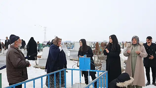 Başkan Aras bayramlaşmaya mezarlıktan başladı