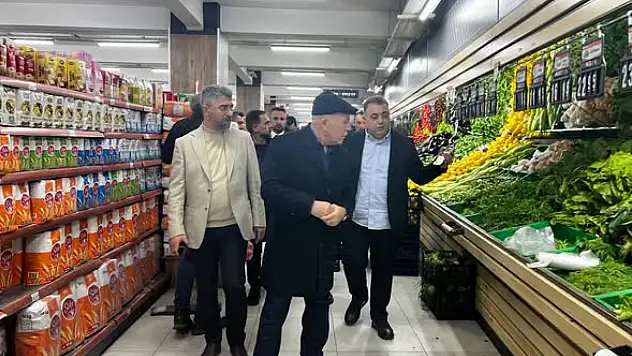 Başkan Sekmen Halk Pazarı'nda Esnafla Buluştu