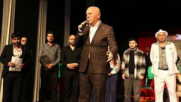 Başkan Sekmen, Hançer Havası Tiyatro Gösterimine Katıldı