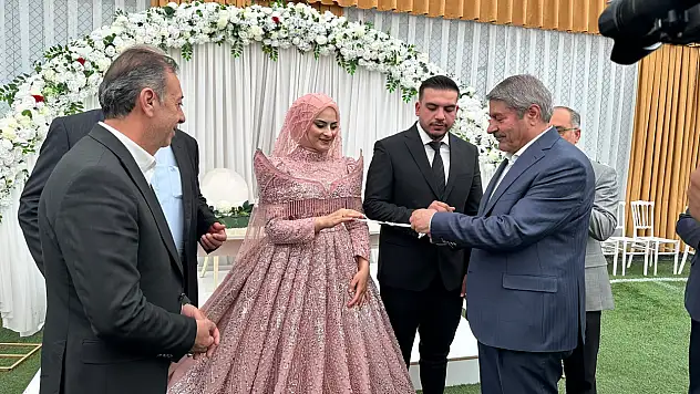 Başkan Taşkın genç çiftin nişan sevincine ortak oldu