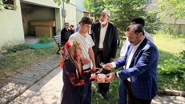 Başkan Ülgay Kur'an kursu öğrencilerine aşure ikram etti