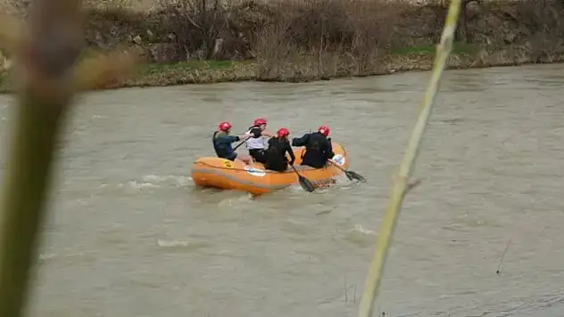 Bayburt'ta yağmur altında rafting heyecanı! 2 kilometre parkurda kürekler çekildi
