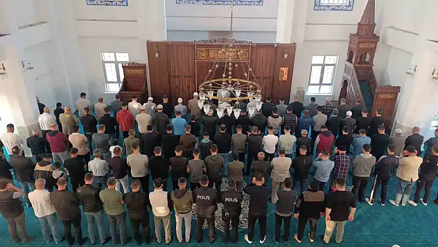 Bayram Namazı Coşkusu Van'da Camilerde Yaşandı