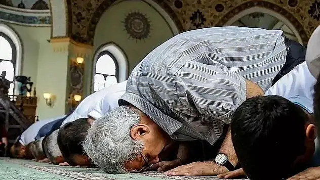Bayram namazı farz mı vacip mi? Unutulan teşrik tekbirinin kazası olur mu?