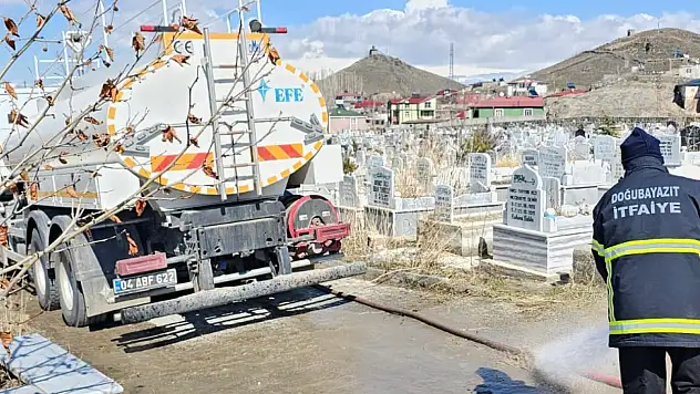 Bayram öncesi mezarlıkta temizlik seferberliği