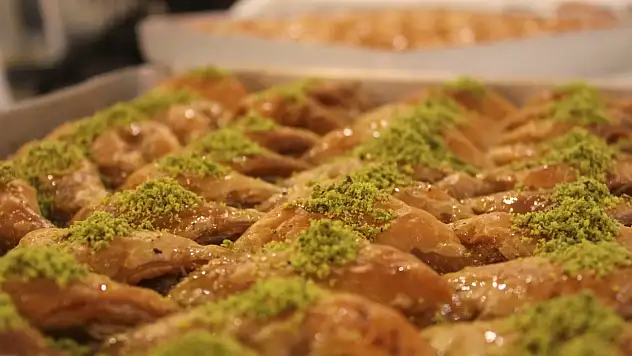 Bayram sofrasında baklava tüketirken dikkatli olun
