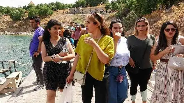 Bayram Tatilinde Akdamar Adası ve Tarihi Ören Yerlerine Yoğun İlgi!