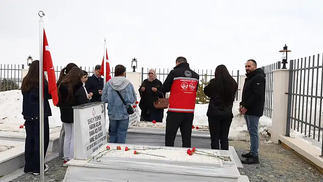 Bayram ziyaretlerine şehitlikten başladılar