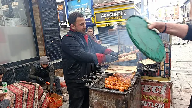 Bayramda sokaklar onlara kaldı! Ağrı'da seyyar kebapçılar yoğun mesai yaptı