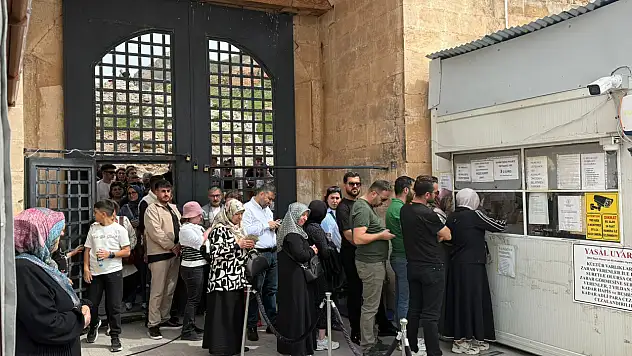 Bayramın son gününde İshak Paşa Sarayı ziyaretçi akınına uğradı