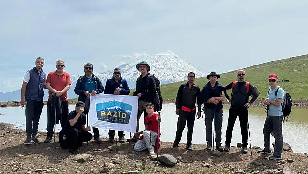 Bazid dağcıları Göze Yaylası'nda yürüdü, Ağrı Dağı göz kamaştırdı