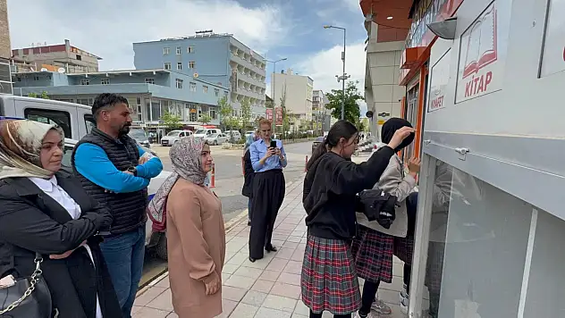 Belediyenin paylaşım noktasına gençlerden anlamlı destek