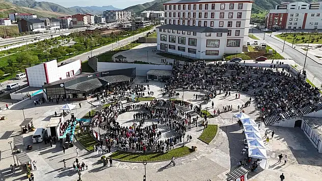 BEÜ'de Bahara Coşkulu Merhaba: Renkli Etkinliklerle Dolu Bir Gün Yaşandı