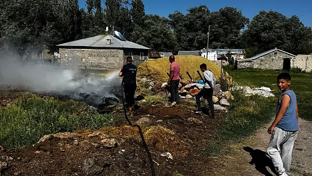 Bezirgan Köyü'nde ot yangını korkuttu: alevler evlere yaklaşmadan söndürüldü