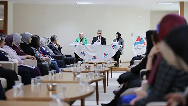Bilimde kadınların rolü Ağrı'da masaya yatırıldı
