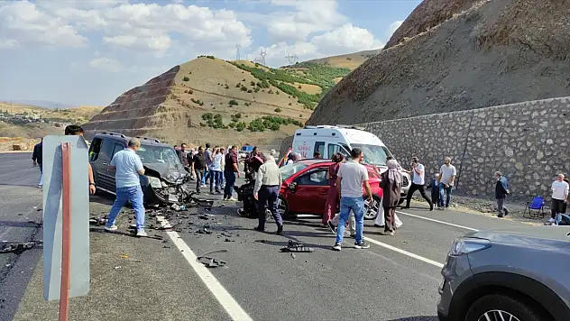 Bingöl'de iki araç çarpıştı: 5 kişi hastaneye kaldırıldı