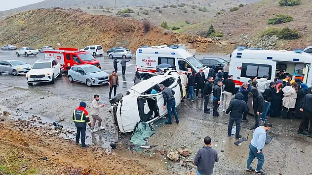 Bingöl'de otomobil devrildi: 4 yaralı