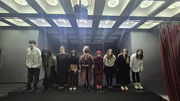 Bir Tiradım Var! Sahnelendi: Lise Öğrencilerinden Klasiklere Başarılı Yorum