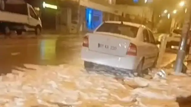 Bitlis Ahlat'ta dolu yağışı hayatı felç etti, caddeler beyaza büründü!