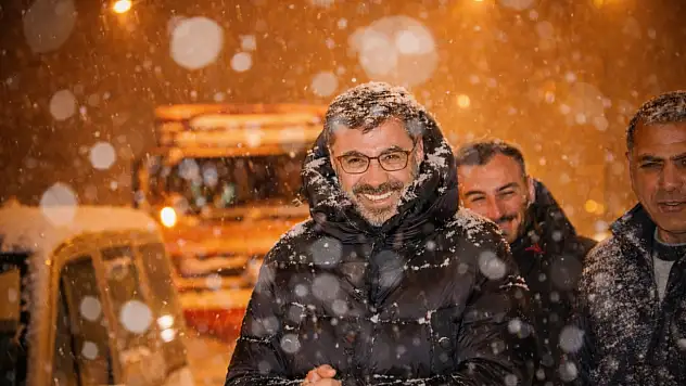 Bitlis Belediyesi Başkanı Tanğlay Gece Saatlerinde Karla Mücadele Çalışmalarını İnceledi