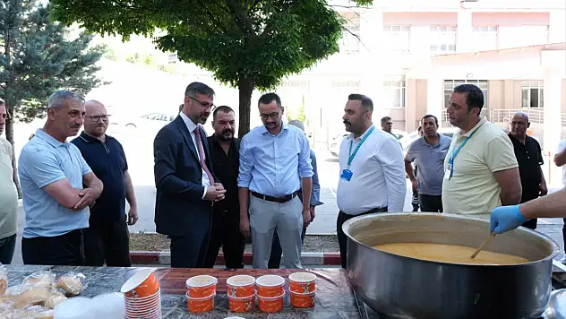 Bitlis Belediyesi hastane önünde ücretsiz çorba, çay ve su ikram ediliyor