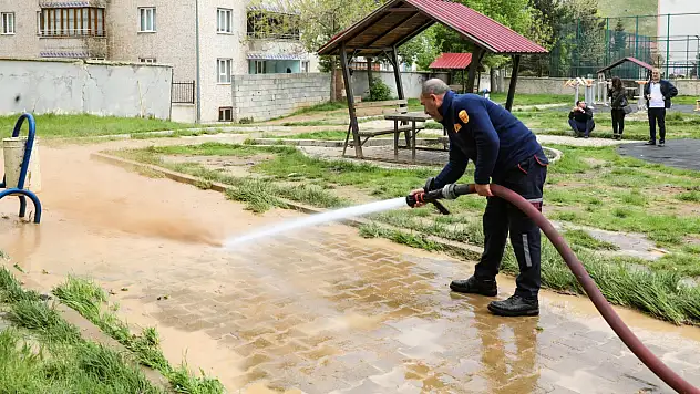 Bitlis Belediyesi,Parkları Yaza Hazırlıyor Temiz Tutmak Elimizde