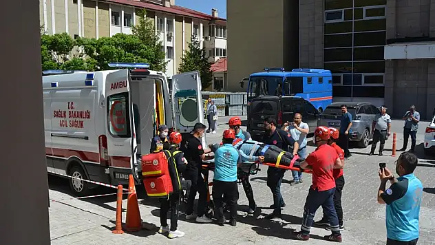 Bitlis Devlet Hastanesi'nde Yangın ve Tahliye Tatbikatı Başarıyla Gerçekleştirildi