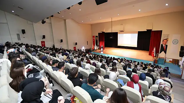 Bitlis Eren Üniversitesi'nde Beyaz Önlük Töreni: Öğrenciler Mesleklerine İlk Adımı Attı