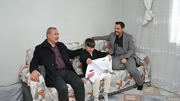 Bitlis Güroymak Kaymakamı Uzun'dan Türkiye Şampiyonu Öğrenciye Ziyaret