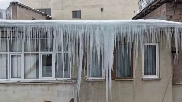 Bitlis Güroymak'ta Çatı ve Bina Kenarlarında Kar-Buz Tehlikesine Karşı Uyarı