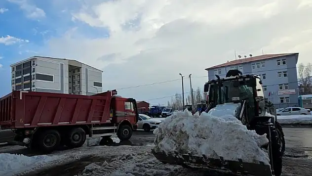 Bitlis Güroymak'ta Kar Temizleme Çalışmaları Aralıksız Sürüyor