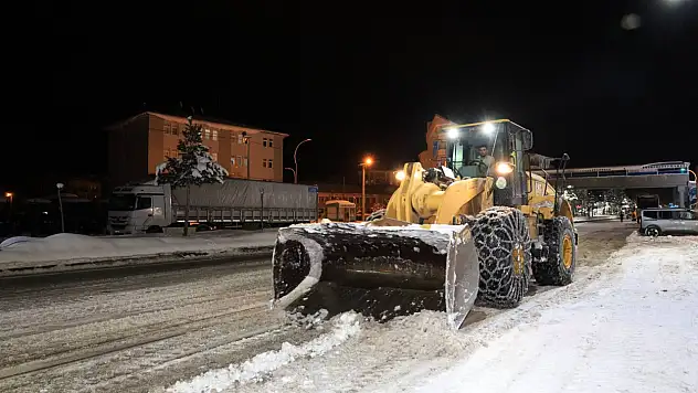 Bitlis Güroymak'ta Kar Temizleme Çalışmaları Sürüyor
