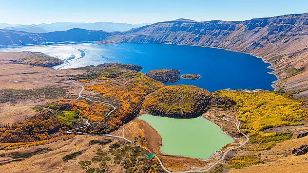 Bitlis'in Doğal Güzelliği: Nemrut Krater Gölü Sonbaharda Ziyaretçilerini Bekliyor