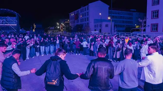 Bitlis'in tarihi ve kültürel zenginliklerini yansıtan Bir Anadolu Şenliği türküler eşliğinde başladı