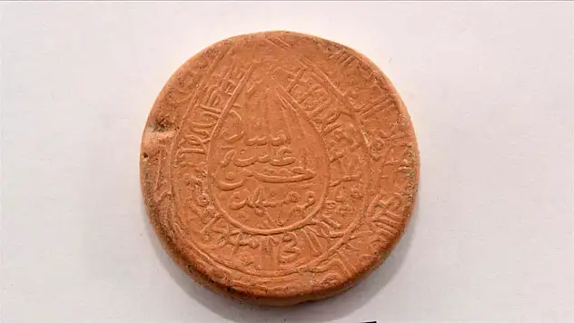 Bitlis Kalesi'nde Şii inanışına ait, dua yazılı secde taşı keşfedildi