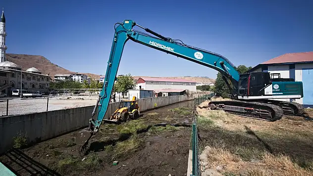 Bitlis Tatvan'da Dere Temizliği Çalışmalarıyla Su Akışı Düzenlendi