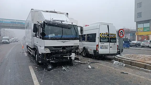 Bitlis'te 3 araç birbirine girdi