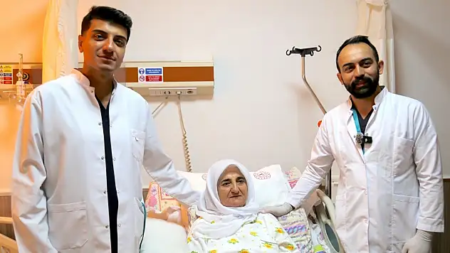 Bitlis'te 70 yaşındaki hastaya ileri kapalı yöntemle başarılı operasyon