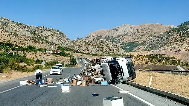 Bitlis'te arı kovanı yüklü kamyonet devrildi: 3 kişi yaralandı