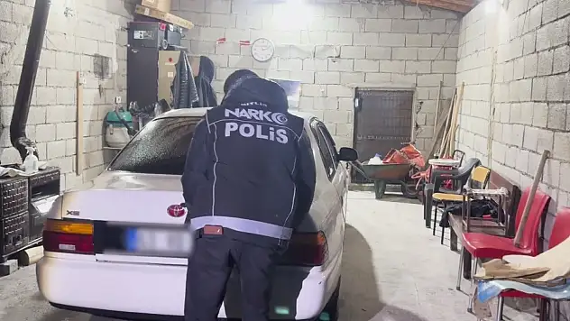 Bitlis'te Barkodlu Operasyon: Köpeklerin Altında Saklanan Uyuşturucu Yakalandı!