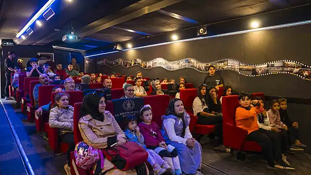 Bitlis'te Bir Anadolu Şenliği konser ve tiyatro etkinlikleri renkli anılar sunuyor