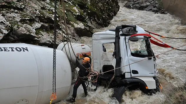 Bitlis'te dereye düşen beton mikseri sürücüsünün cansız bedeni bulundu