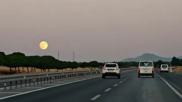 Bitlis'te dolunay büyüledi: Gökyüzü kartpostallık manzaraya sahne oldu