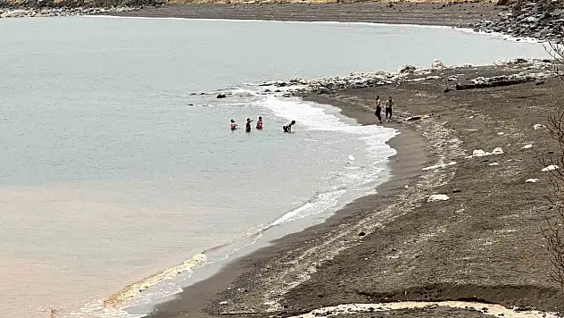 Bitlis'te Dört Mevsim: Kar Yolda Kalırken Van Gölü'nde Yaz Eğlencesi Devam Ediyor