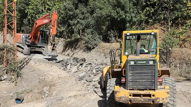 Bitlis'te Fatih Sultan Caddesi'nde Yol Genişletme ve Yenileme Çalışmaları Başladı
